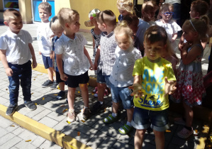 Grupa dzieci czeka na tort